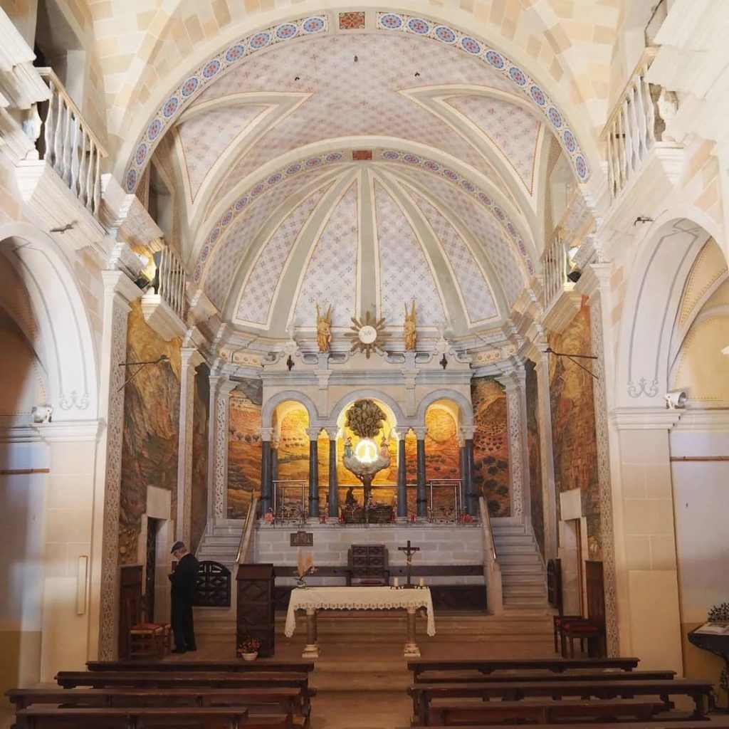Interior del Santuario de la Bovera cerca de Guimara