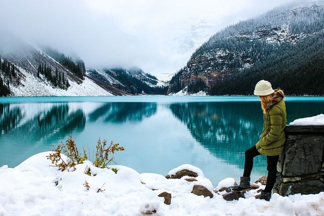 Mujer en un lago en invierno inicio Raco de Joan