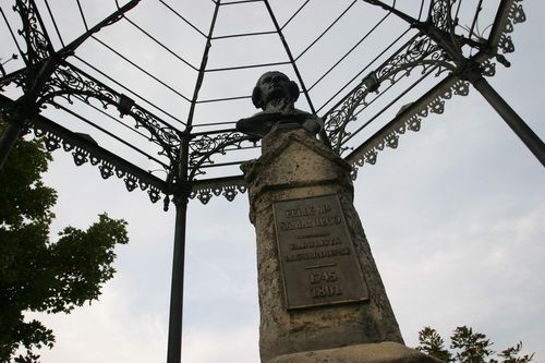 Busto de Félix María de Samaniego, presidiendo el paseo de "El Collado" en Laguardia
