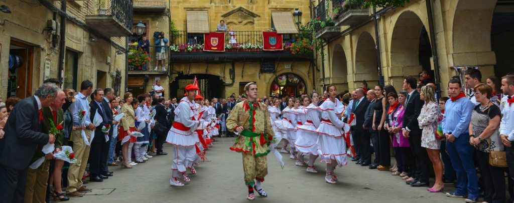 Los danzarines, presididos por el Cachimorro, realizando la entrega de flores en la Plaza Mayor de Laguardia