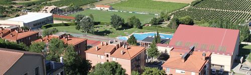 Polideportivo cubierto, piscinas descubiertas, piscinas climatizadas y campo de fútbol