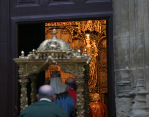 Procesión del Rosario de la Aurora, a su entrada a la iglesia de Santa María de los Reyes de Laguardia