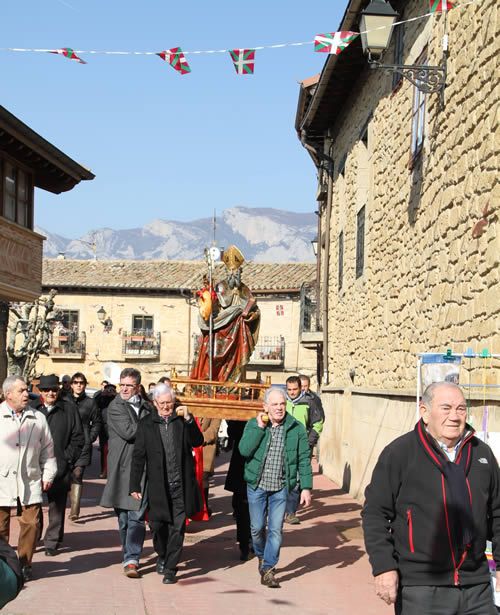 Procesión en Páganos con la imagen de San Blas de Laguardia