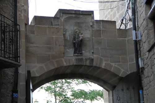 San Antonio, presidiendo una de las puertas de acceso a la villa de Laguardia