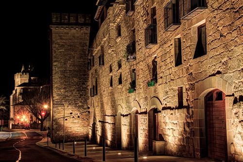 Torre almenada y muralla en la parte este de la villa en Laguardia