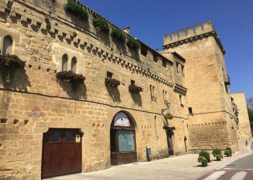 Torre almenada y muralla en la parte este de la villa Laguardia