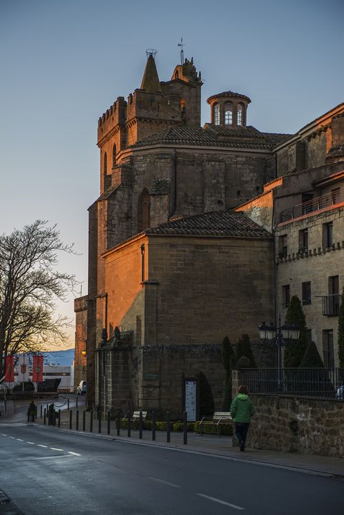 Torre e iglesia de San Juan en la zona sudeste de Laguardia