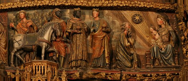 Detalle del pórtico de piedra policromado, en la iglesia de Santa María de los Reyes en Laguardia